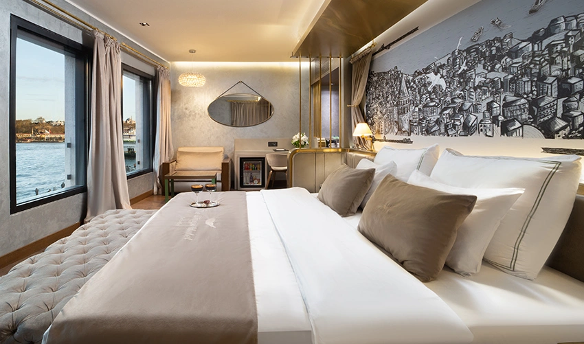 Deniz Manzaralı Corner Suit