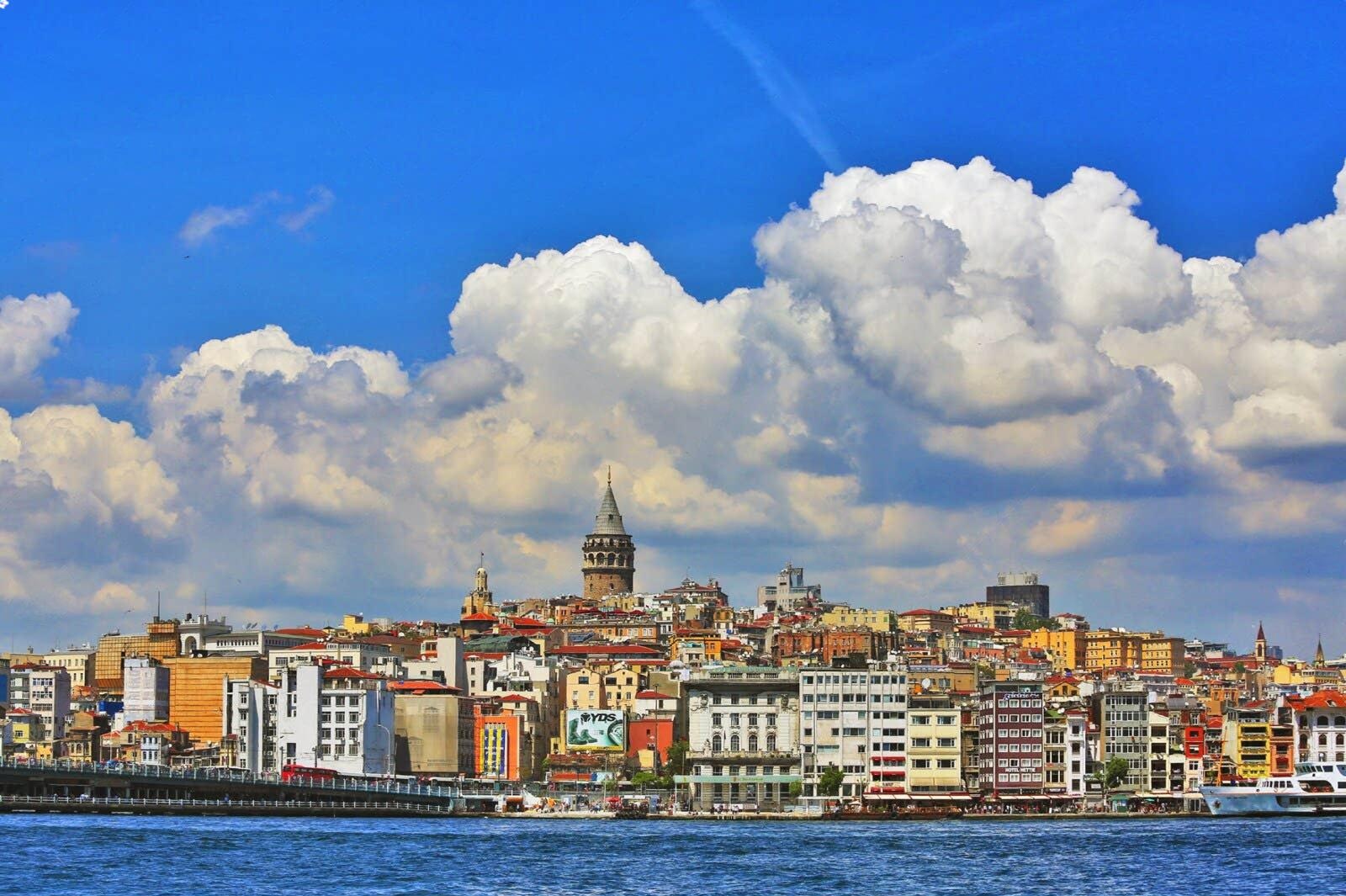 İstanbul silüetinde Galata Kulesi ve Haliç manzarası