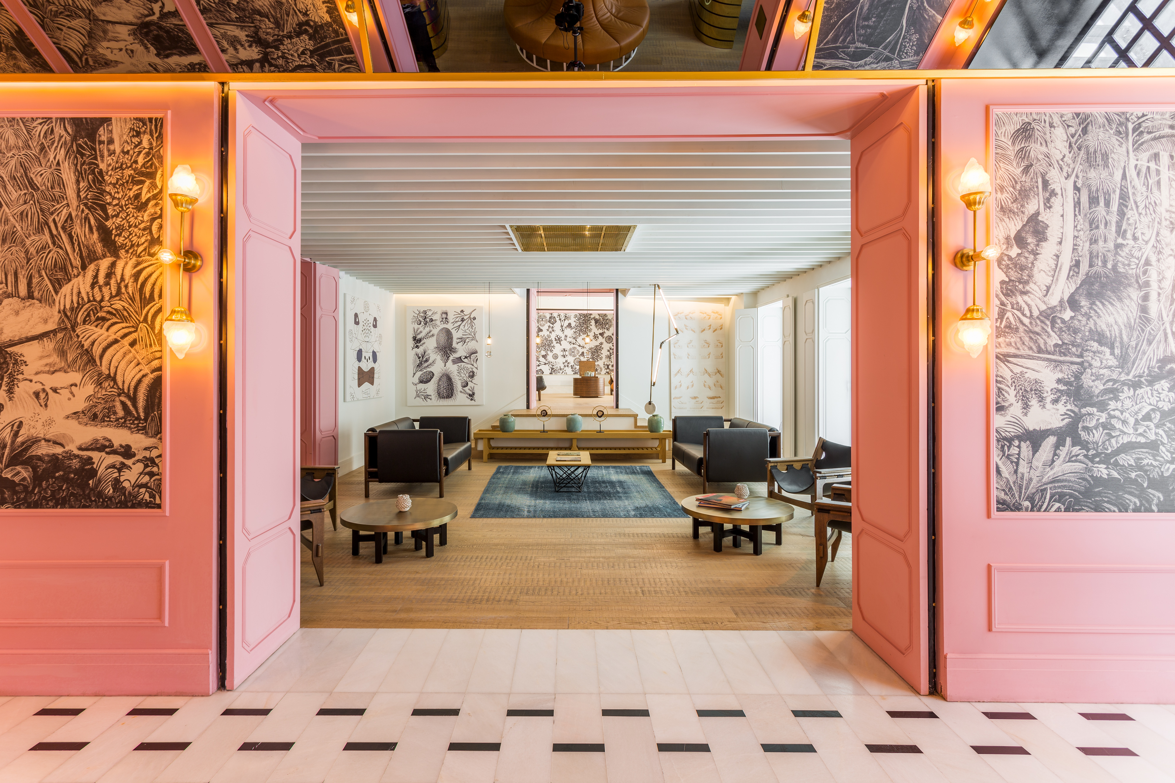 The Wings Hotels özgün tasarımlı lobi ve oturma alanı