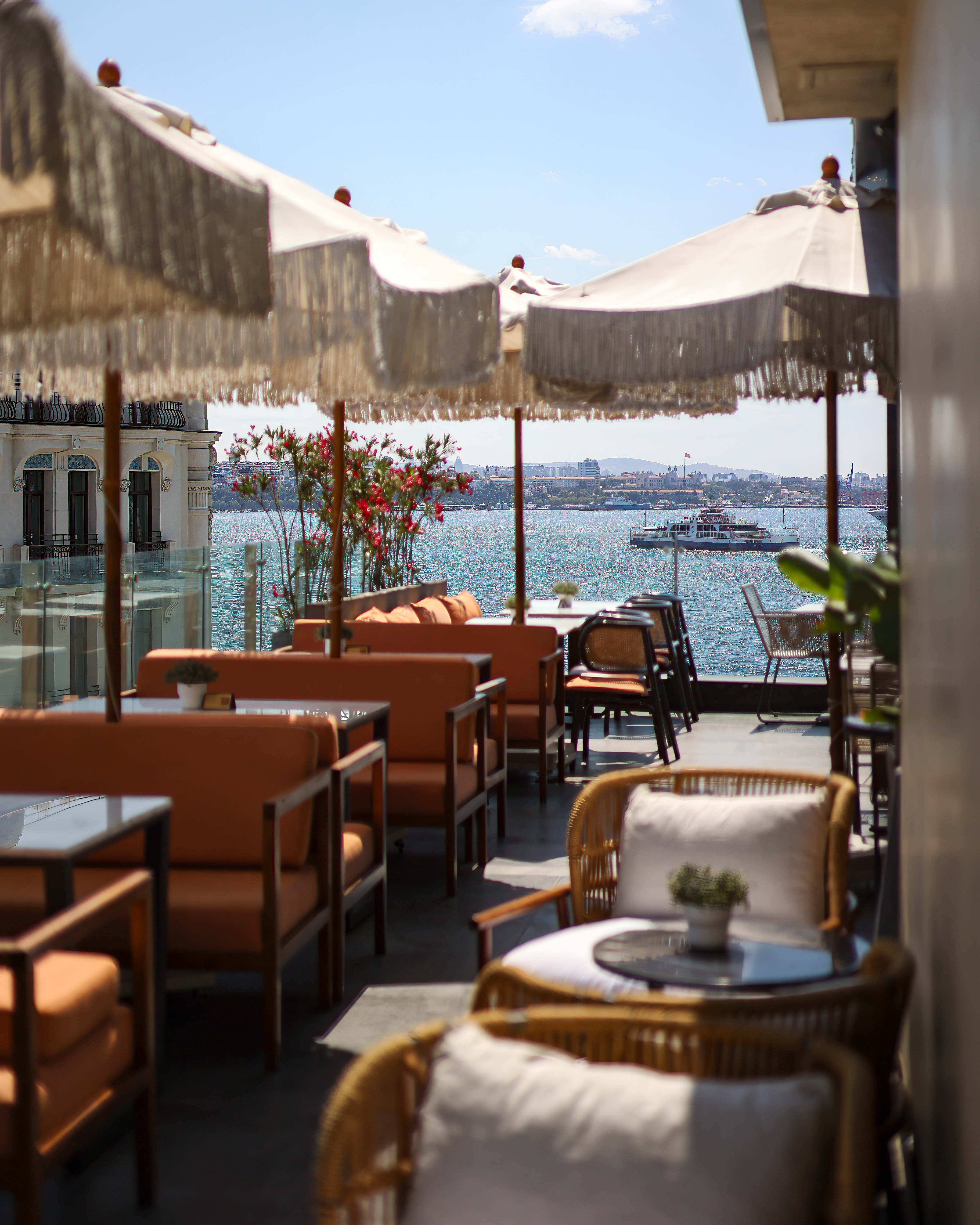 Boğaz manzaralı butik otel terası