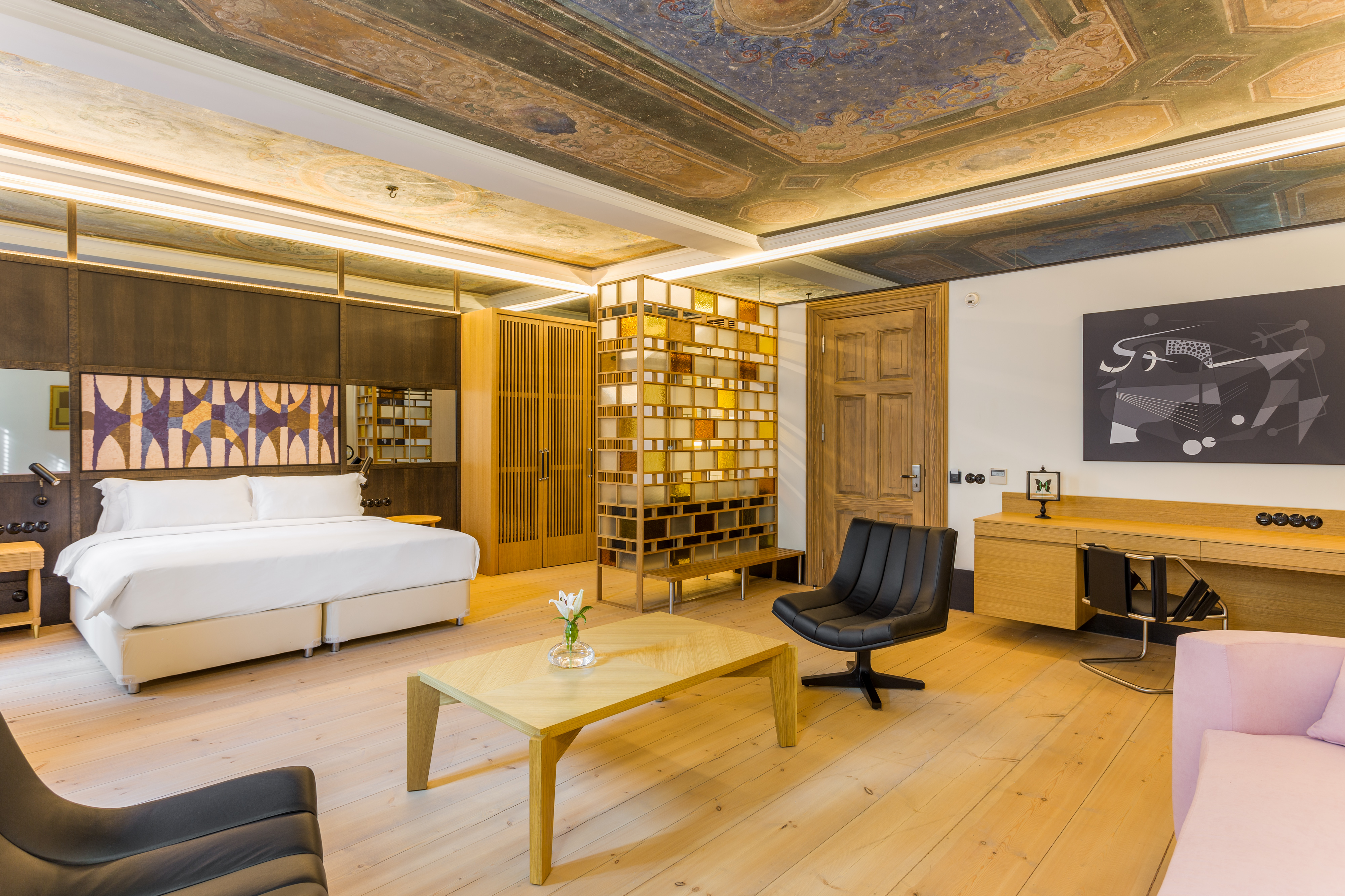 Freskli tavanıyla butik lüks otel süiti